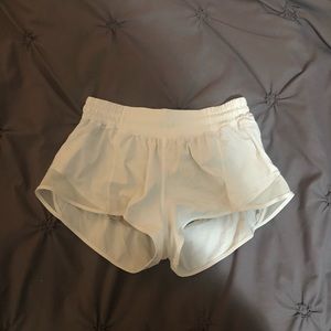 white lulu lemon 2.5” hottie hot short